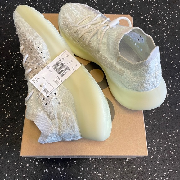 Yeezy Boost 380 CalGlo Size 10 fits Women’s 9-9.5 - Picture 8 of 9
